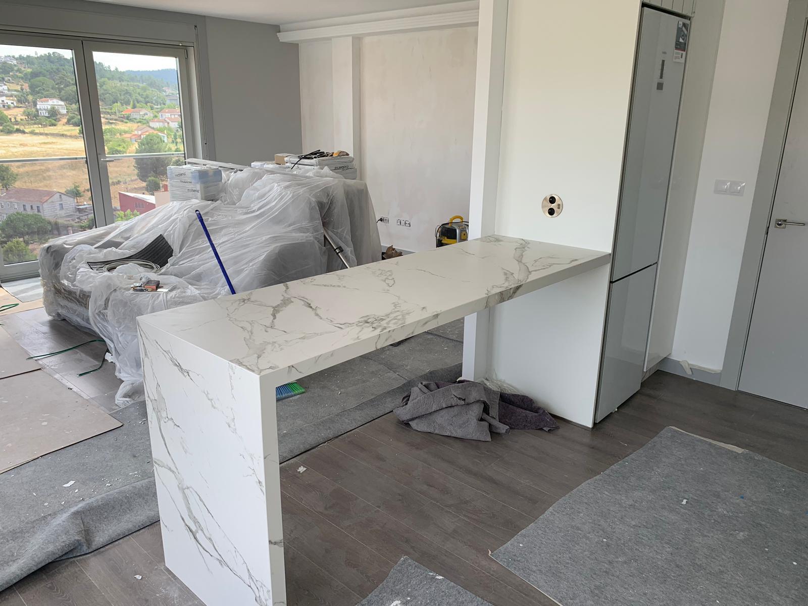 Cocina moderna reformada con acabados de calidad y diseño funcional en Pontevedra